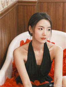 《美女裸装图片-zhanlang》