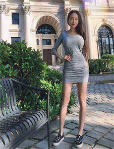 《巜外国人打扑克又疼又叫哔哩哔哩-少女的比的视频》
